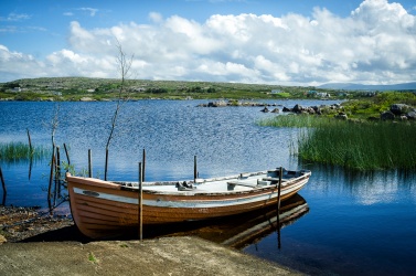 Ein Boot am Lough Meela